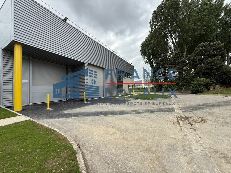 Light Industrial in Le Mesnil-Amelot to rent - Building Photo - Image 1 of 6