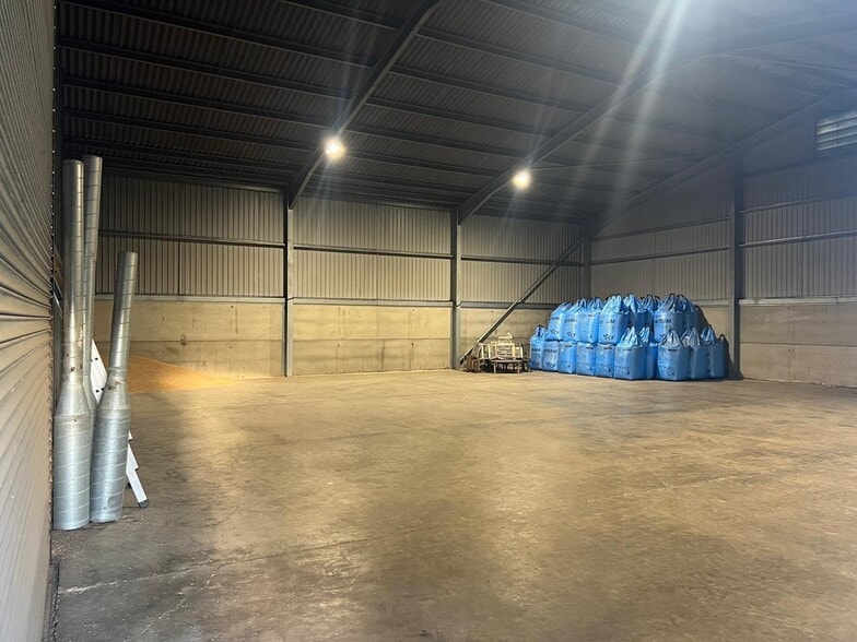 1 Waterditch Barn, Waterditch Ln, Lenham to rent - Interior Photo - Image 2 of 4
