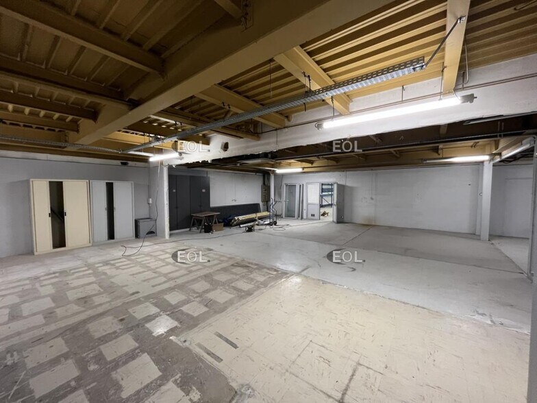 Light Industrial in Plaisir to rent - Interior Photo - Image 2 of 3