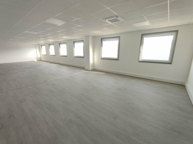 Office in Saint-Quentin-Fallavier for sale - Interior Photo - Image 2 of 7