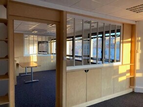 102/104 Avenue Edouard Vaillant, Boulogne-Billancourt to rent Interior Photo- Image 2 of 3