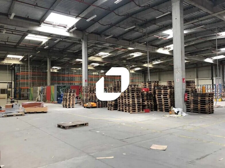 Light Industrial in Coignières to rent - Interior Photo - Image 3 of 9