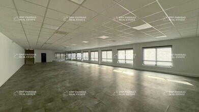Light Industrial in Trappes to rent Building Photo- Image 2 of 2