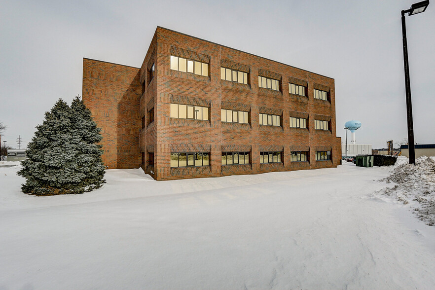 3636 N 124th St, Wauwatosa, WI for sale - Building Photo - Image 3 of 17