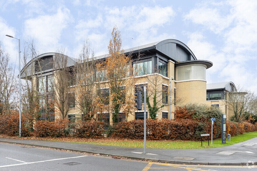 8 Arlington Square West, Bracknell for sale - Building Photo - Image 1 of 1