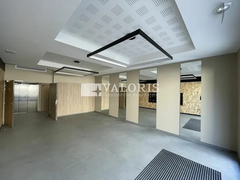 7 Rue Jean-Elysée Dupuy, Champagne-au-Mont-d'Or to rent - Lobby - Image 2 of 8