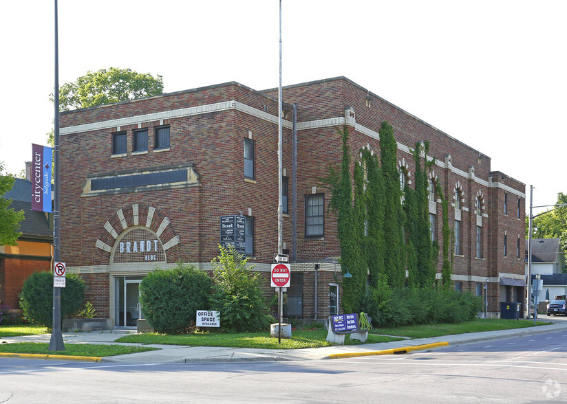 443 Belgrade Ave, North Mankato, MN for sale - Primary Photo - Image 1 of 14