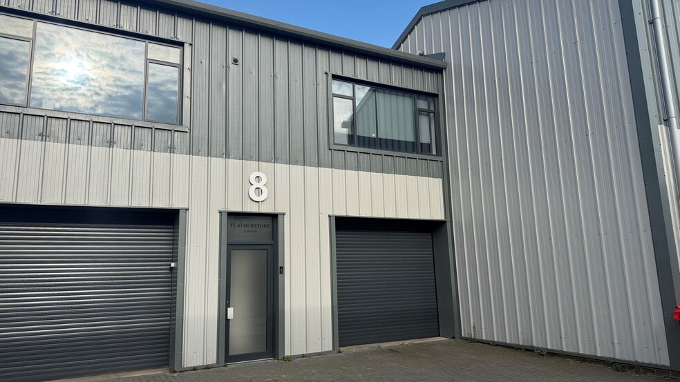 Brownfields, Welwyn Garden City to rent - Building Photo - Image 3 of 16