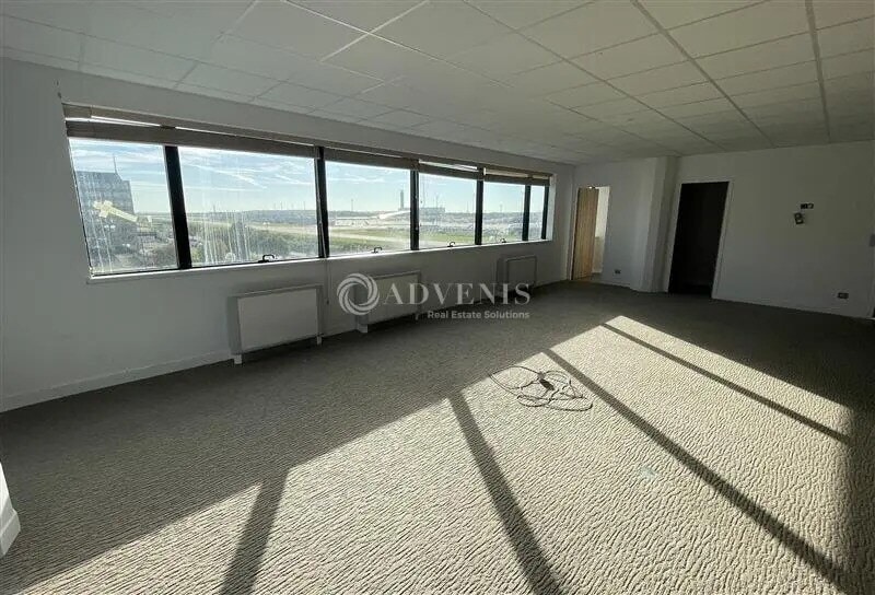 Office in Tremblay-en-France to rent Interior Photo- Image 1 of 1