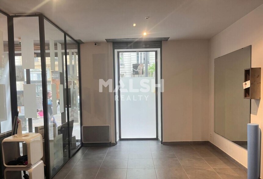 Retail in Lyon to rent - Interior Photo - Image 3 of 3