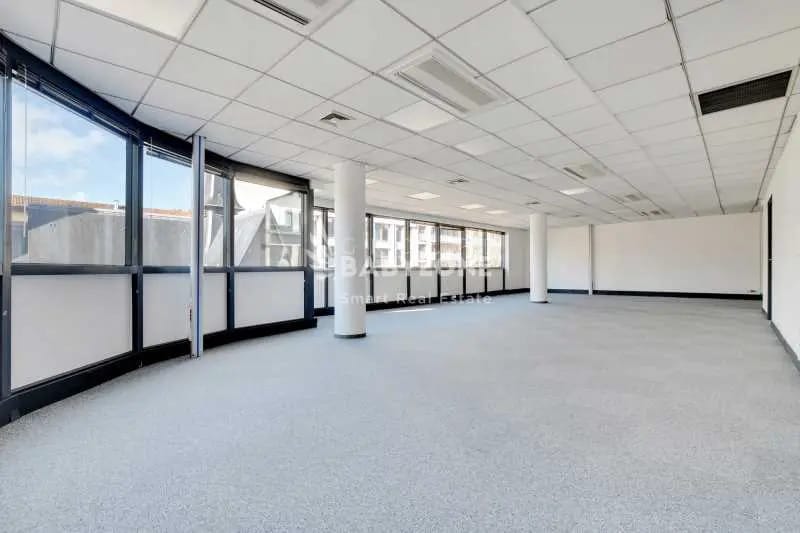 Office in Levallois-Perret to rent - Building Photo - Image 3 of 12