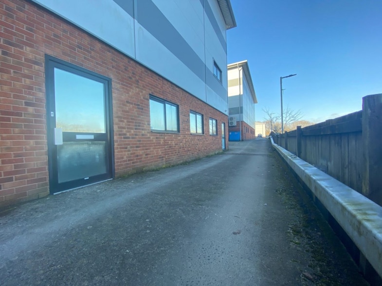 40-46b Estover Close, Plymouth to rent - Building Photo - Image 3 of 4