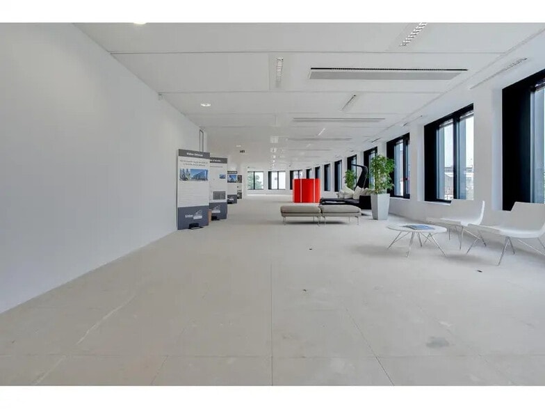 Office in La Garenne-Colombes to rent - Lobby - Image 2 of 9