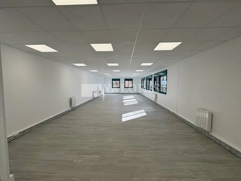 Office in La Tour-de-Salvagny to rent Interior Photo- Image 1 of 8
