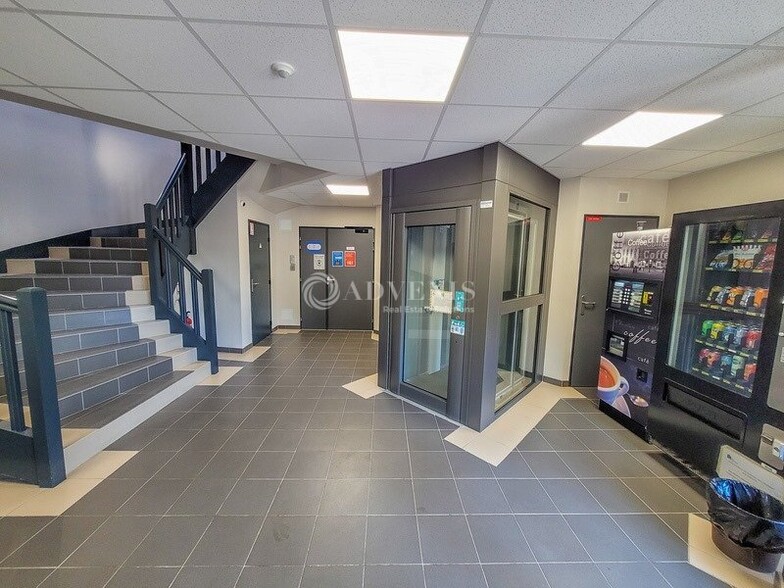2 Rue Du Rapporteur, SAINT-OUEN-L'AUMONE to rent - Interior Photo - Image 3 of 11