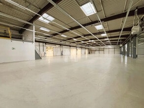 Light Industrial in Les Ulis to rent Building Photo- Image 2 of 10