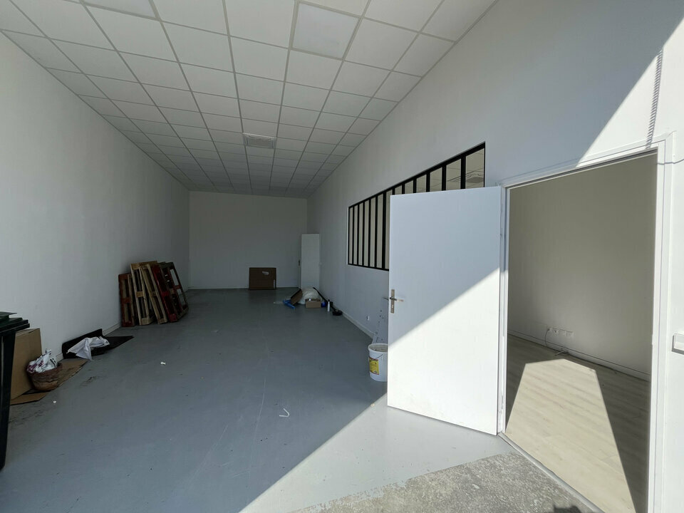 Light Industrial in Serris to rent Interior Photo- Image 1 of 5