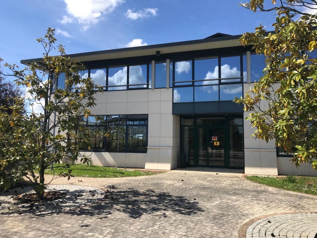 Light Industrial in Trappes to rent Building Photo- Image 1 of 6