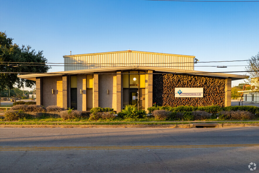 111 Berry Rd, Houston, TX for rent - Building Photo - Image 3 of 16