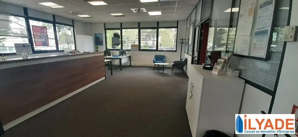 Office in Vitrolles to rent - Building Photo - Image 2 of 3