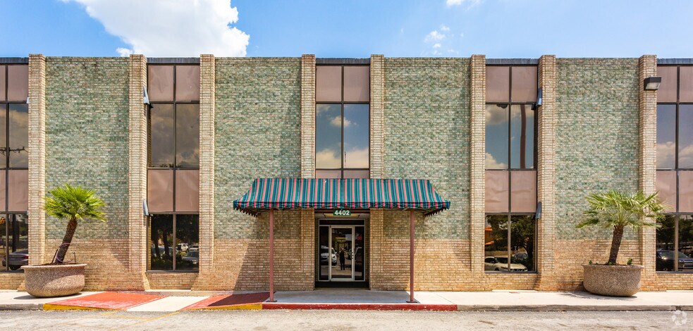 4400-4402 Vance Jackson Rd, San Antonio, TX for rent - Building Photo - Image 3 of 16