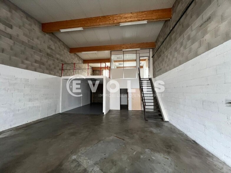 8 Rue Georges Polossat, Saint-Laurent-de-Mure to rent - Interior Photo - Image 2 of 18