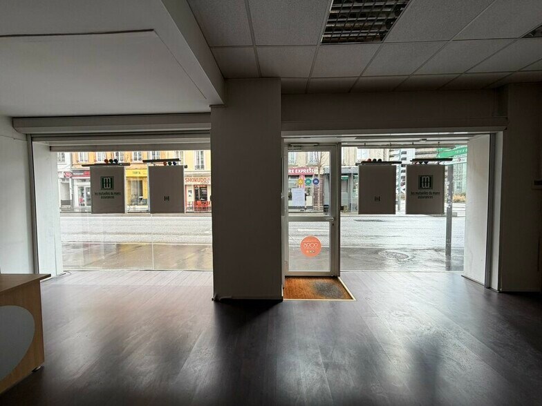 Retail in Lyon to rent - Building Photo - Image 2 of 10