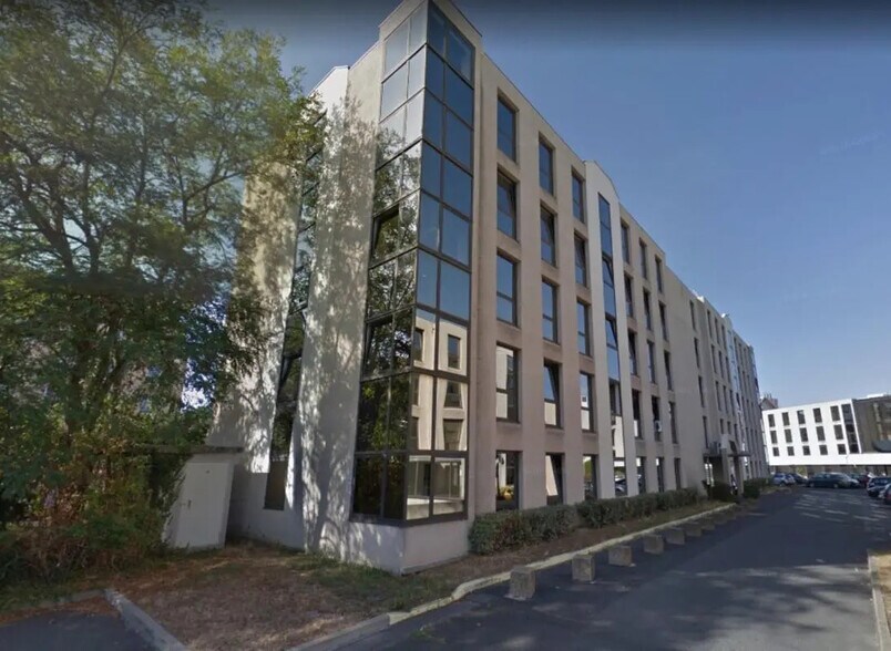 Office in Chatou to rent - Building Photo - Image 1 of 11