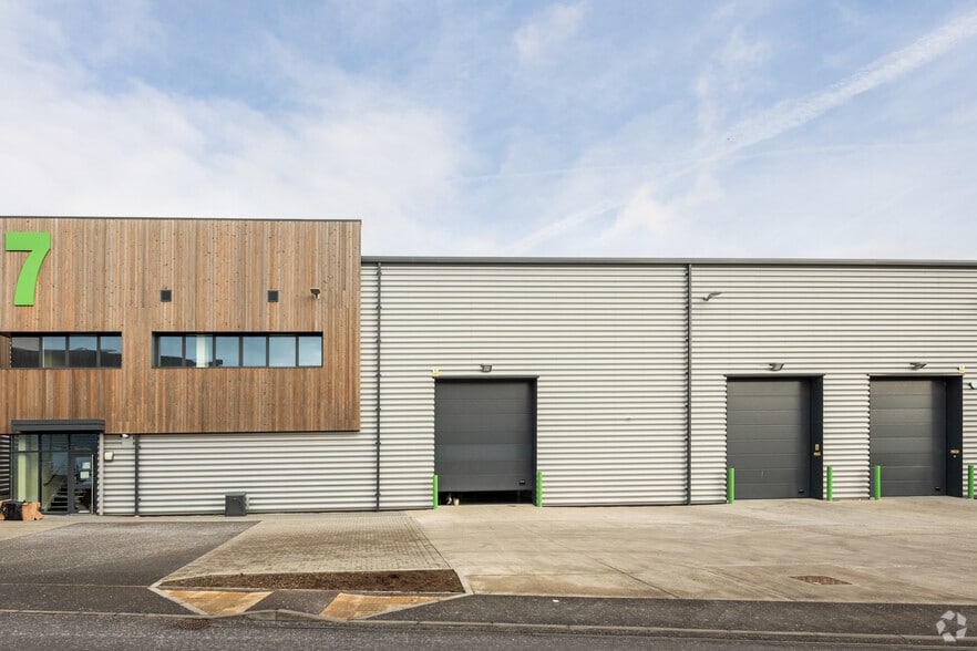 Cray Ave, Orpington to rent - Building Photo - Image 2 of 3