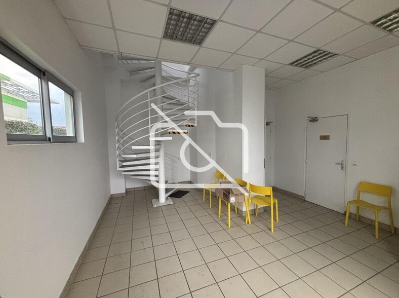 Industrial in Bois-d'Arcy to rent - Interior Photo - Image 1 of 7