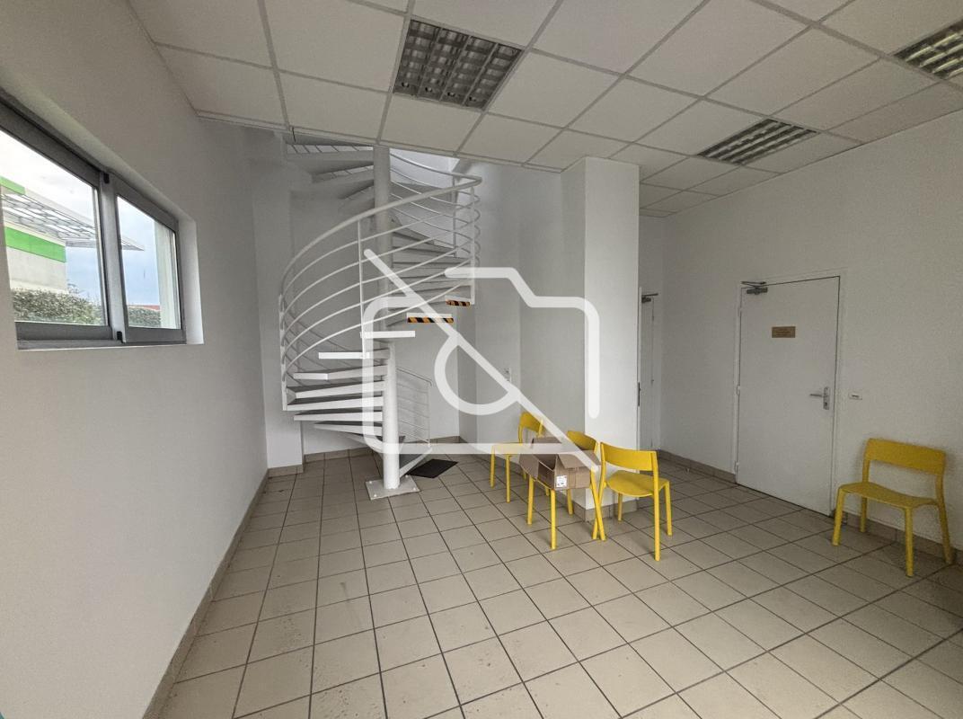 Industrial in Bois-d'Arcy to rent Interior Photo- Image 1 of 8