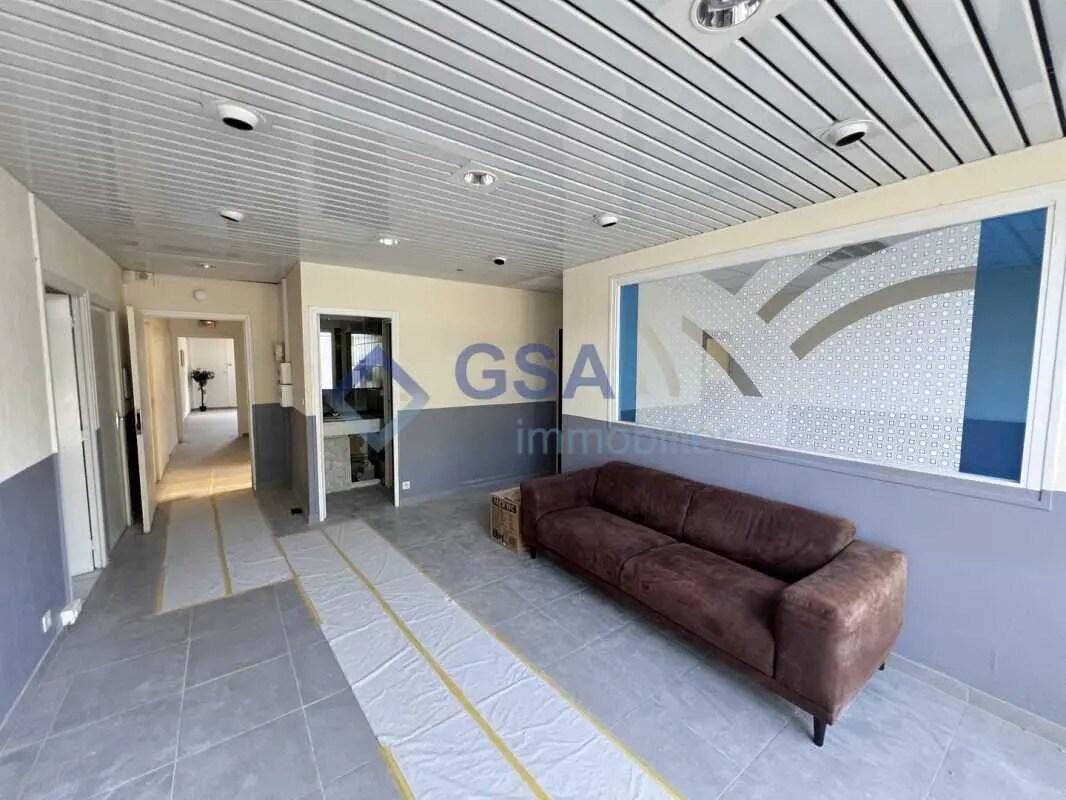 Office in Saint-Pierre-du-Perray to rent Building Photo- Image 1 of 12