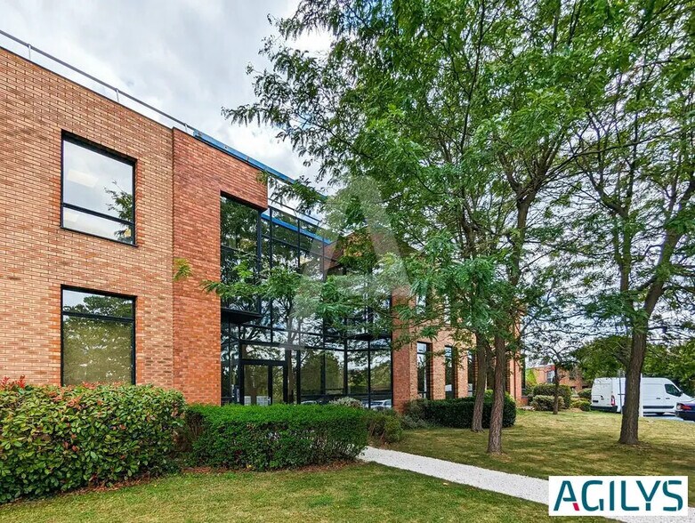Office in Massy to rent - Building Photo - Image 1 of 12