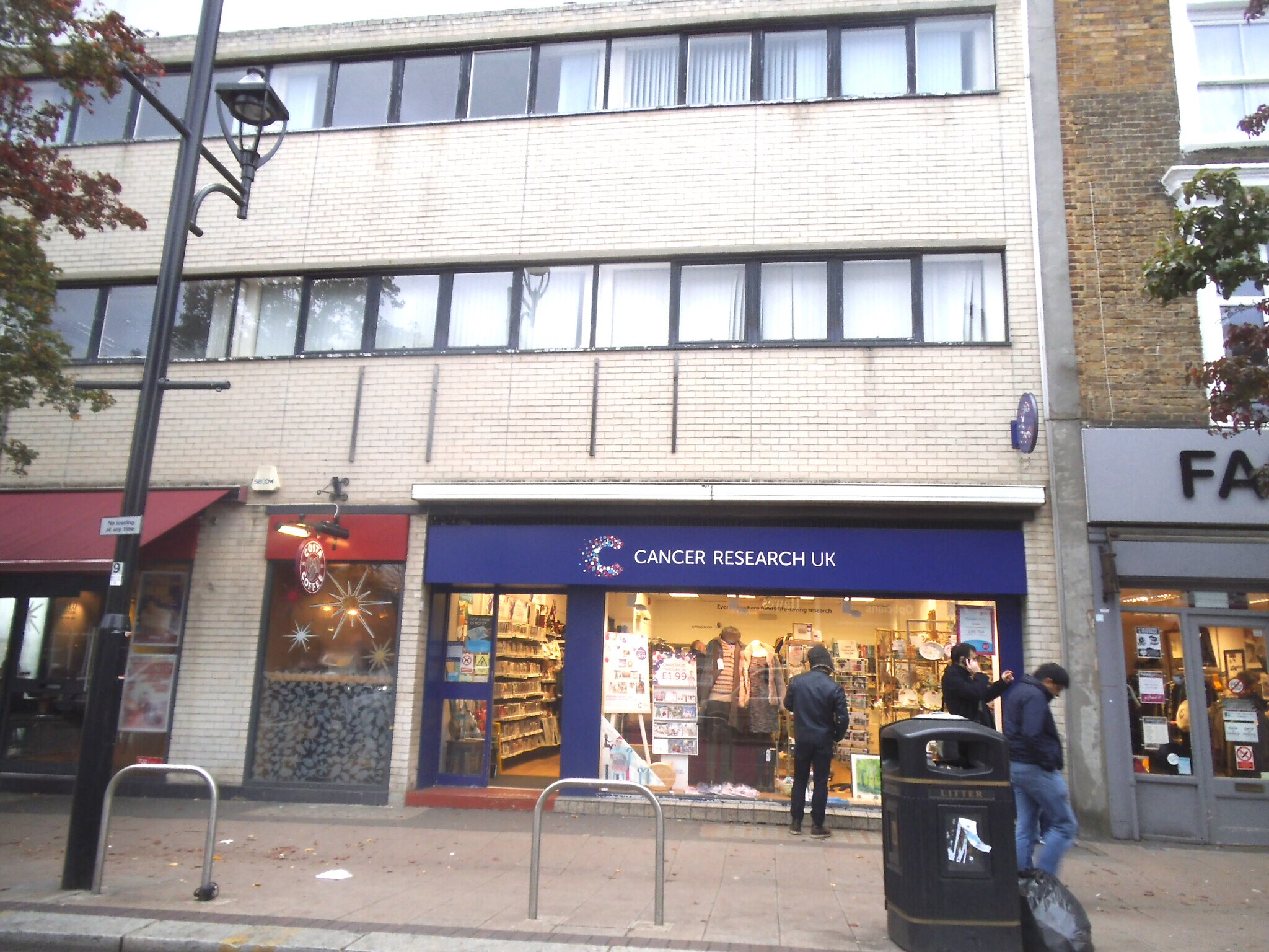 Victoria Rd, Surbiton to rent Building Photo- Image 1 of 2