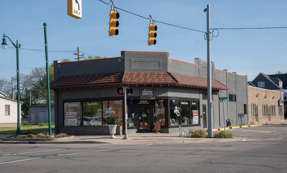 235 Broadway St, Marine City, MI for sale - Primary Photo - Image 1 of 10