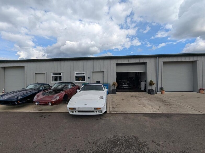 Unit 19, Hurstfold Industrial Estate, Fernhurst, Fernhurst to rent - Building Photo - Image 1 of 4