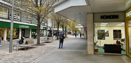 43 Wolsey Walk, Woking to rent Building Photo- Image 2 of 2