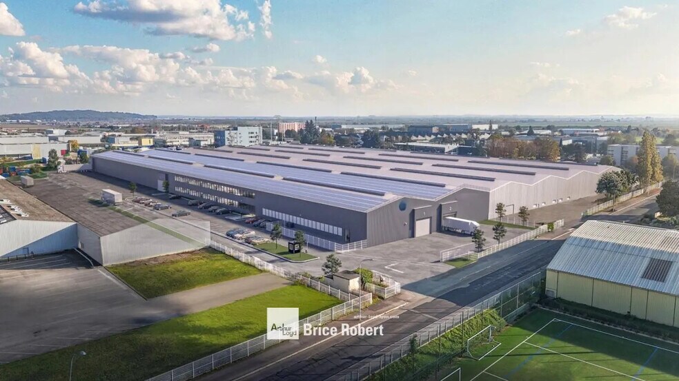 Light Industrial in Meyzieu to rent - Building Photo - Image 2 of 7