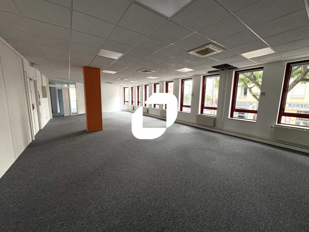 Office in Lyon to rent Building Photo- Image 1 of 11