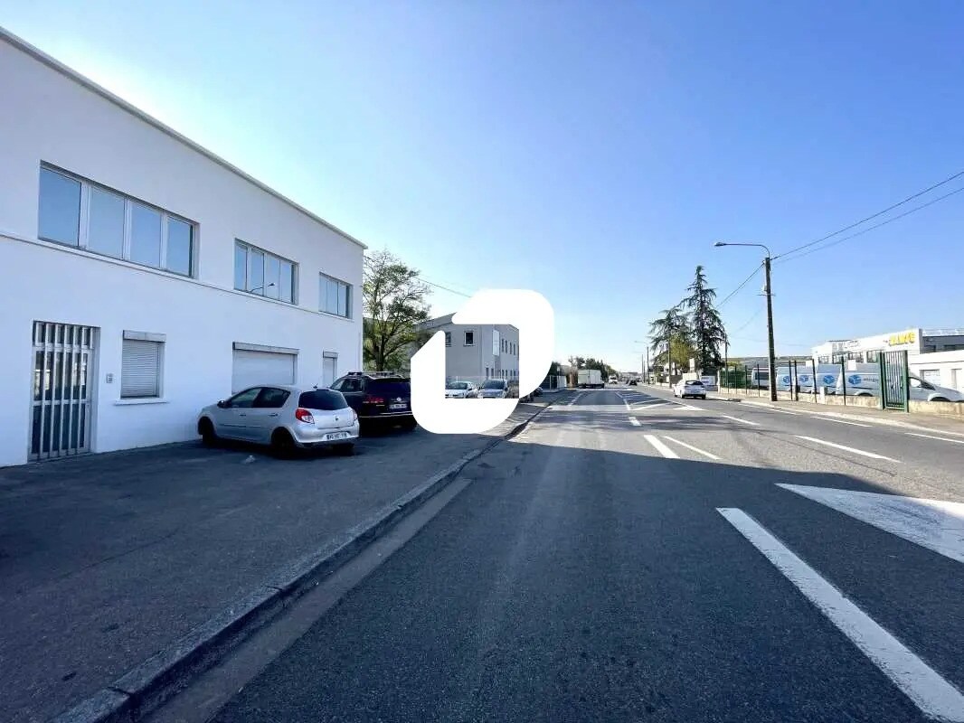 Office in Décines-Charpieu to rent Building Photo- Image 1 of 11