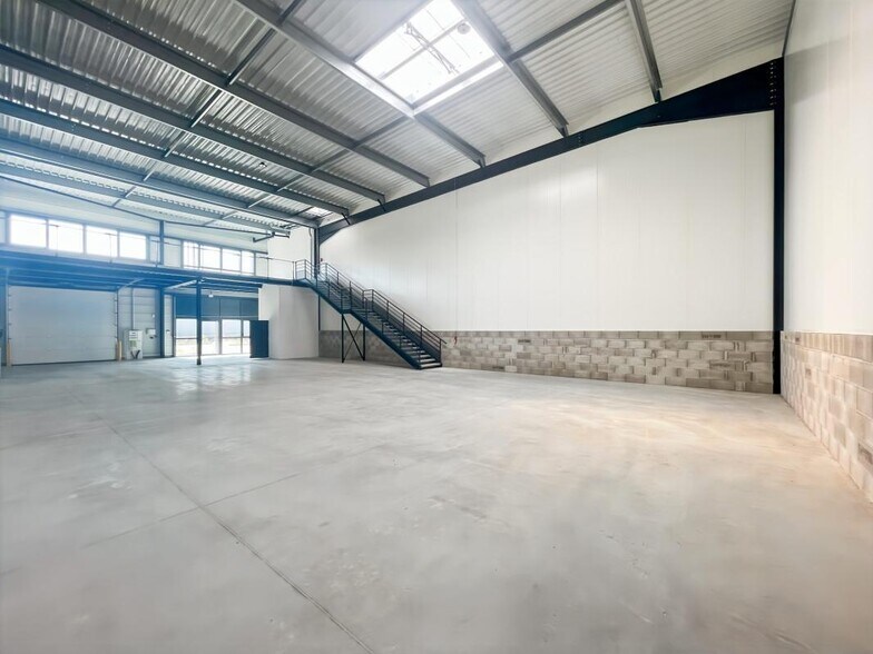 Light Industrial in Saint Laurent De Mure to rent - Interior Photo - Image 1 of 6