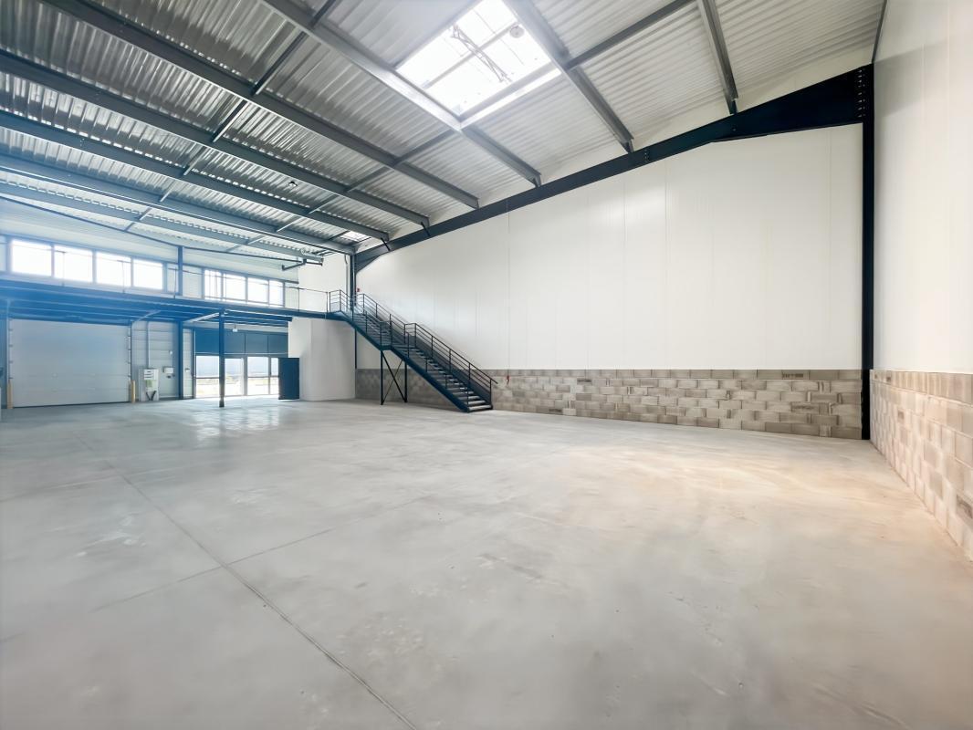 Light Industrial in Saint Laurent De Mure to rent Interior Photo- Image 1 of 7