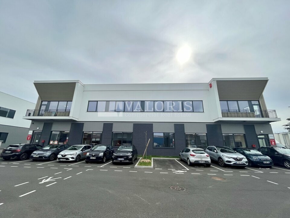 Light Industrial in Chassieu to rent Building Photo- Image 1 of 34