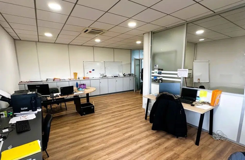 Location Bureaux 150 m² - Photo 1