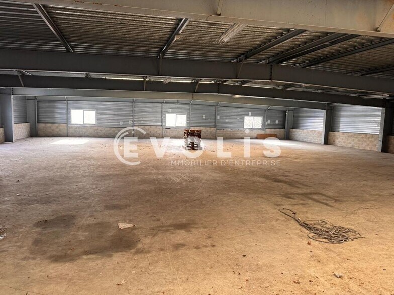 Light Industrial in Buc for sale - Interior Photo - Image 1 of 11