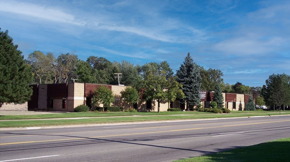 2328-2332 Livernois Rd, Troy, MI for rent - Building Photo - Image 1 of 9