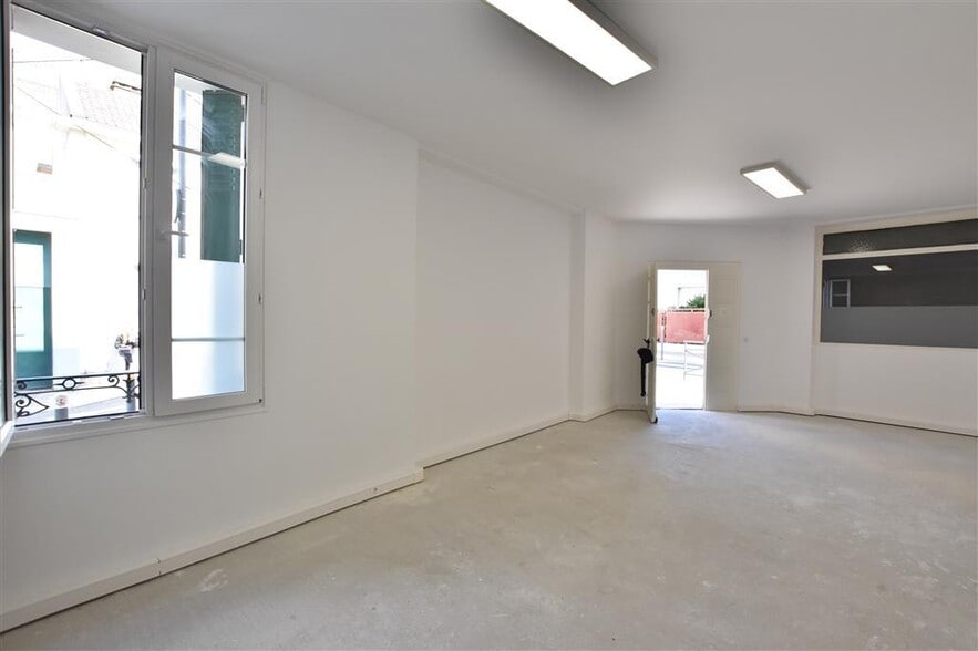 Retail in Saint-Ouen-sur-Seine to rent - Building Photo - Image 3 of 9