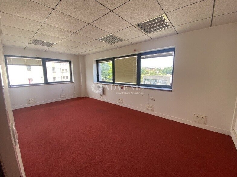 3 5 Voie La Cardon, Palaiseau to rent - Interior Photo - Image 2 of 5