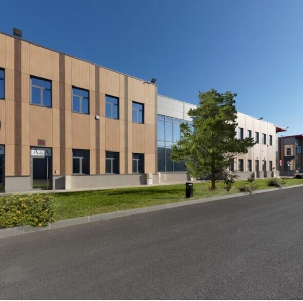 7/11 Allée Des Carrieres, Le Blanc-Mesnil to rent - Building Photo - Image 2 of 7