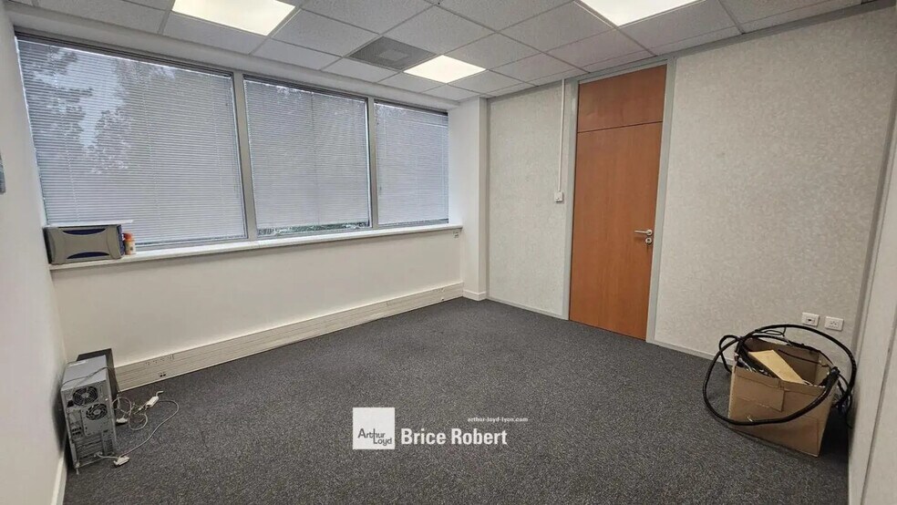 9 Allée Irène Joliot Curie, Saint-Priest to rent - Interior Photo - Image 2 of 9